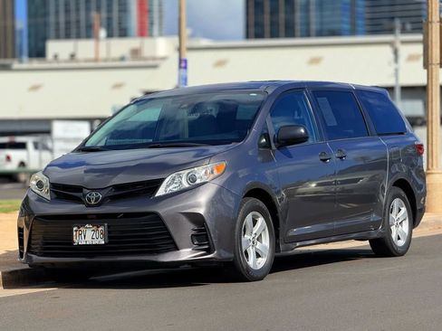 Used 2019 Toyota Sienna L image 1