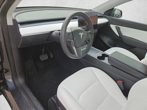 Used 2022 Tesla Model Y Long Range image 14
