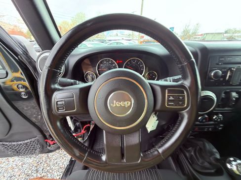 Used 2012 Jeep Wrangler Unlimited Rubicon w/ Max Tow Pkg AWD/4WD image 37