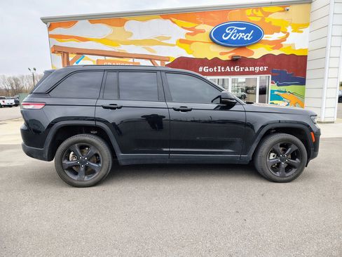 Used 2023 Jeep Grand Cherokee Limited w/ Black Appearance Package image 7