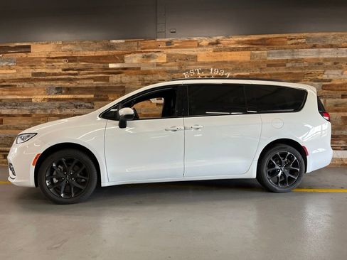 Used 2023 Chrysler Pacifica Touring-L w/ S Appearance Package AWD/4WD image 10
