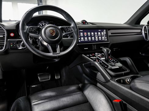 Used 2022 Porsche Cayenne S image 9