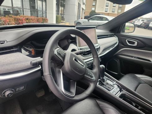 Used 2024 Jeep Compass Latitude image 17