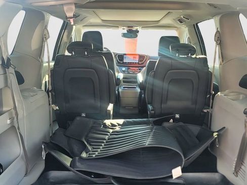 Used 2022 Chrysler Pacifica Touring-L image 11