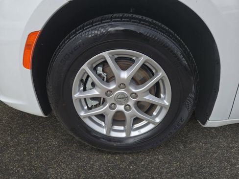 Used 2024 Chrysler Pacifica Touring-L FWD image 14