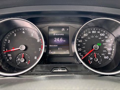 Used 2018 Volkswagen Tiguan SE w/ Panoramic Sunroof Package FWD image 25