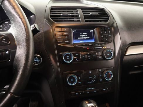 Used 2019 Ford Explorer XLT image 5