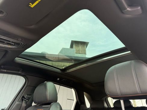 Used 2017 Bentley Bentayga image 12