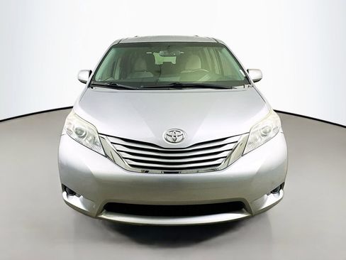 Used 2017 Toyota Sienna LE image 2