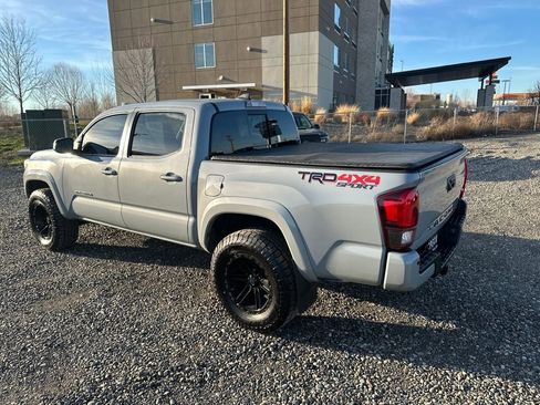 Used 2019 Toyota Tacoma TRD Sport w/ Technology Package image 2