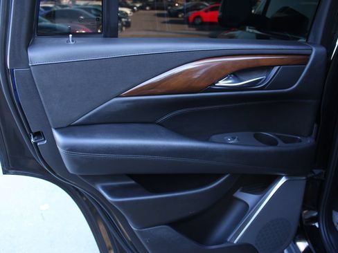 Used 2017 Cadillac Escalade Luxury RWD image 18