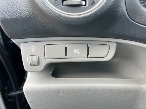 Used 2009 Kia Rondo LX FWD image 19