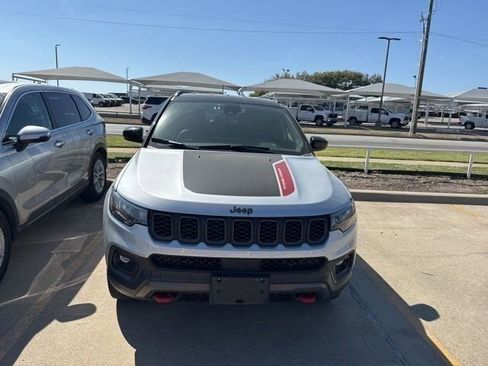Used 2025 Jeep Compass Trailhawk image 2