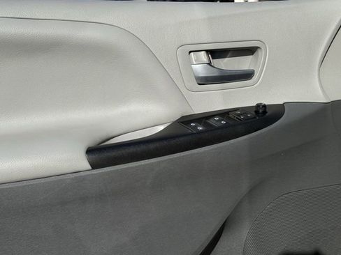 Used 2019 Toyota Sienna LE w/ LE Preferred Package FWD image 23