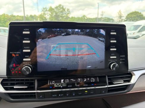 Used 2024 Toyota Sienna XLE AWD/4WD image 11