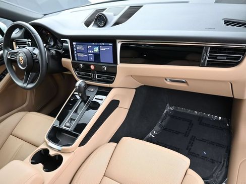 Certified 2025 Porsche Macan AWD/4WD image 31