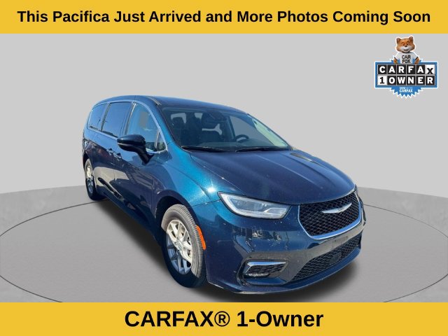 Used 2023 Chrysler Pacifica Touring-L FWD image 2