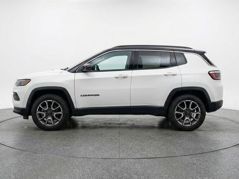 Used 2025 Jeep Compass Trailhawk image 5