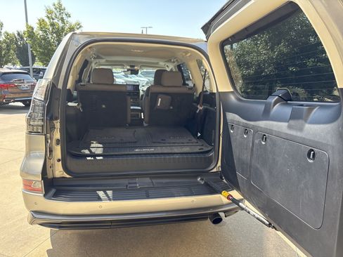 Used 2023 Lexus GX 460 Premium w/ Accessory Package AWD/4WD image 32