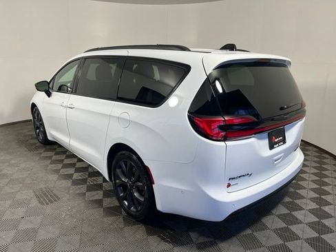 Certified 2023 Chrysler Pacifica Limited w/ Uconnect Theater Family Group FWD image 7