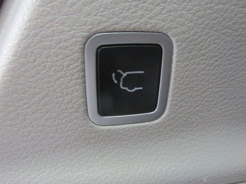 Used 2023 Chrysler Pacifica Touring-L FWD image 23