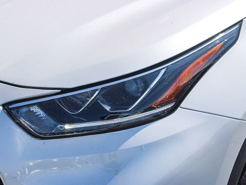 Used 2023 Toyota Highlander Limited FWD image 6