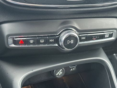 Used 2019 Volvo XC40 T4 R-Design image 22