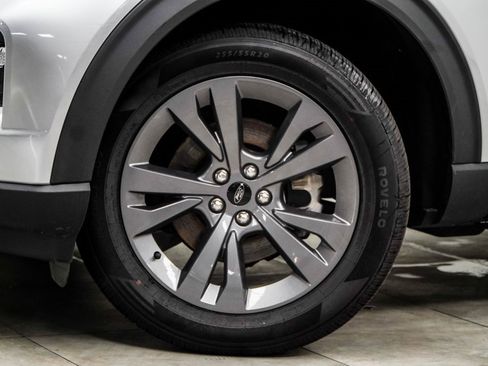 Used 2022 Ford Explorer XLT w/ Equipment Group 202A image 3