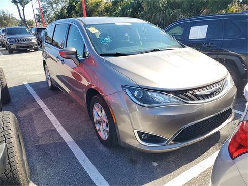 Used 2018 Chrysler Pacifica Touring Plus w/ Tire & Wheel Group image 5