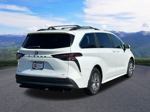 Used 2025 Toyota Sienna LE AWD/4WD image 5