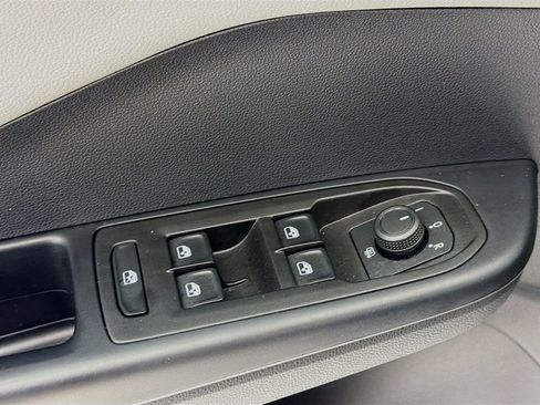 Used 2023 Volkswagen Taos SE w/ Panoramic Sunroof Package AWD/4WD image 17