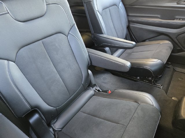 Used 2024 Jeep Grand Cherokee L Altitude AWD/4WD image 28