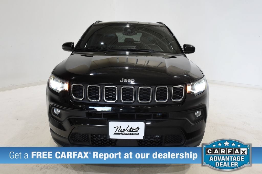 Used 2025 Jeep Compass Latitude w/ Sun & Sound Group AWD/4WD image 2