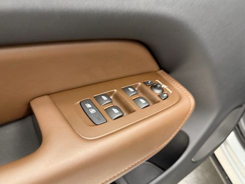 Certified 2024 Volvo XC60 B5 Plus AWD/4WD image 5