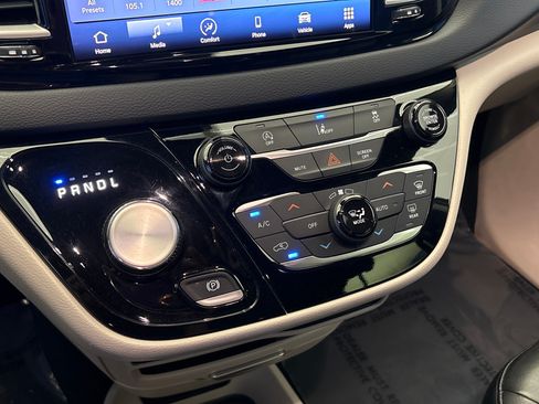 Used 2022 Chrysler Pacifica Touring-L FWD image 21