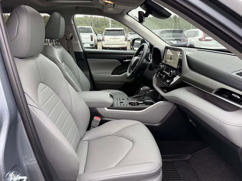 Used 2023 Toyota Highlander XLE image 15