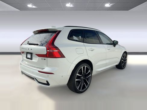 Certified 2023 Volvo XC60 B5 Ultimate w/ Climate Package image 9