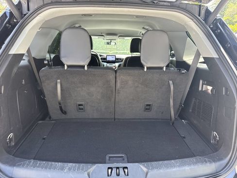 Used 2023 Ford Explorer XLT w/ Equipment Group 202A AWD/4WD image 33