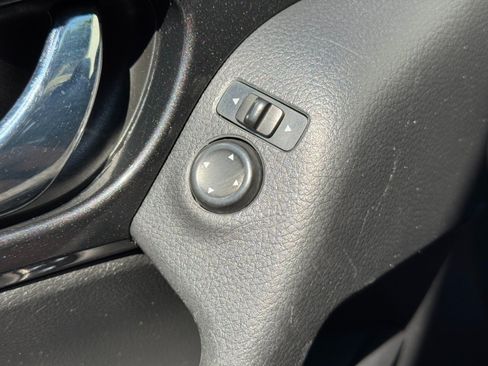 Used 2017 Nissan Rogue S AWD/4WD image 16