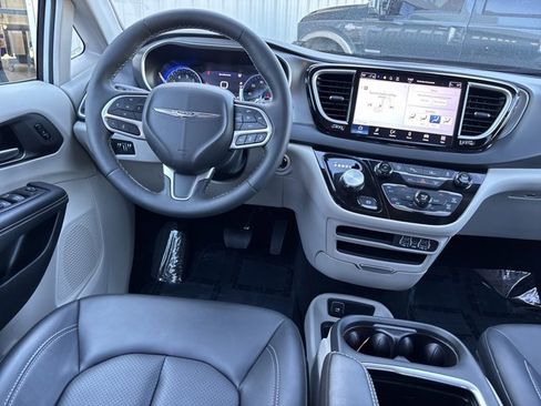 Used 2024 Chrysler Pacifica Touring-L image 19