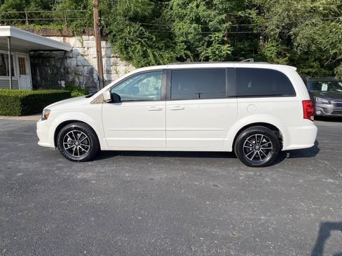 Used 2017 Dodge Grand Caravan GT FWD image 2