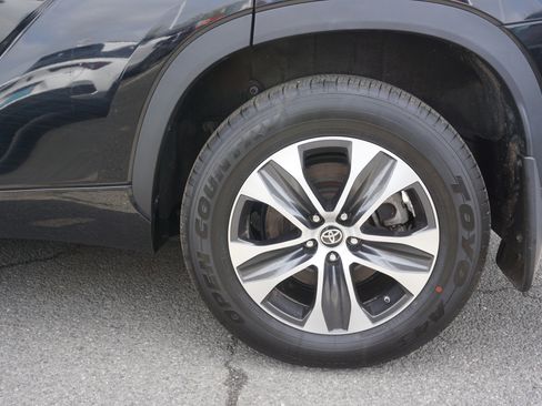 Used 2022 Toyota Highlander XLE image 6