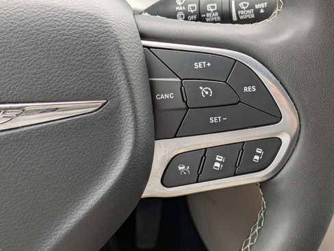 Used 2024 Chrysler Pacifica Touring-L FWD image 29