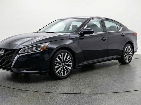 Used 2025 Nissan Altima 2.5 SV FWD image 3