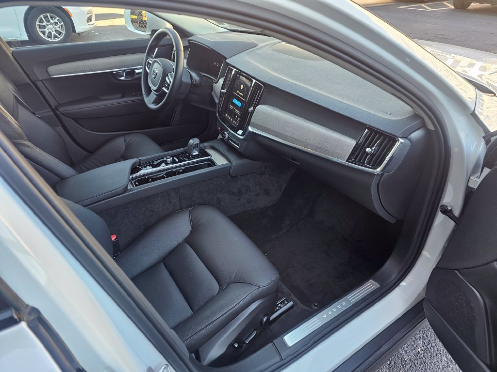 Certified 2025 Volvo V90 B6 Cross Country Plus AWD/4WD image 34