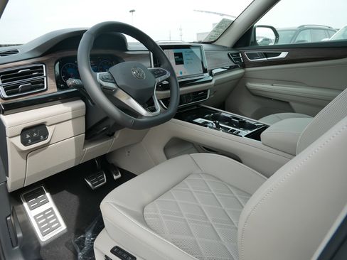 New 2025 Volkswagen Atlas SE image 3