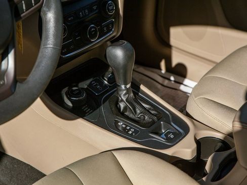 Used 2019 Jeep Cherokee Latitude w/ Popular Appearance Group image 14