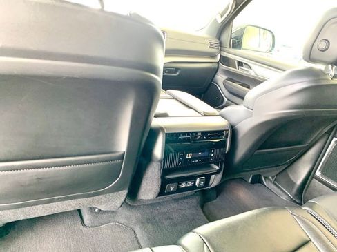 Used 2025 Jeep Wagoneer Series II w/ 8-Passenger Seating Package image 16