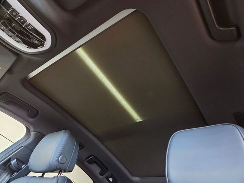 Certified 2025 Porsche Macan image 10