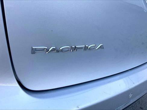 Used 2024 Chrysler Pacifica Touring-L image 30